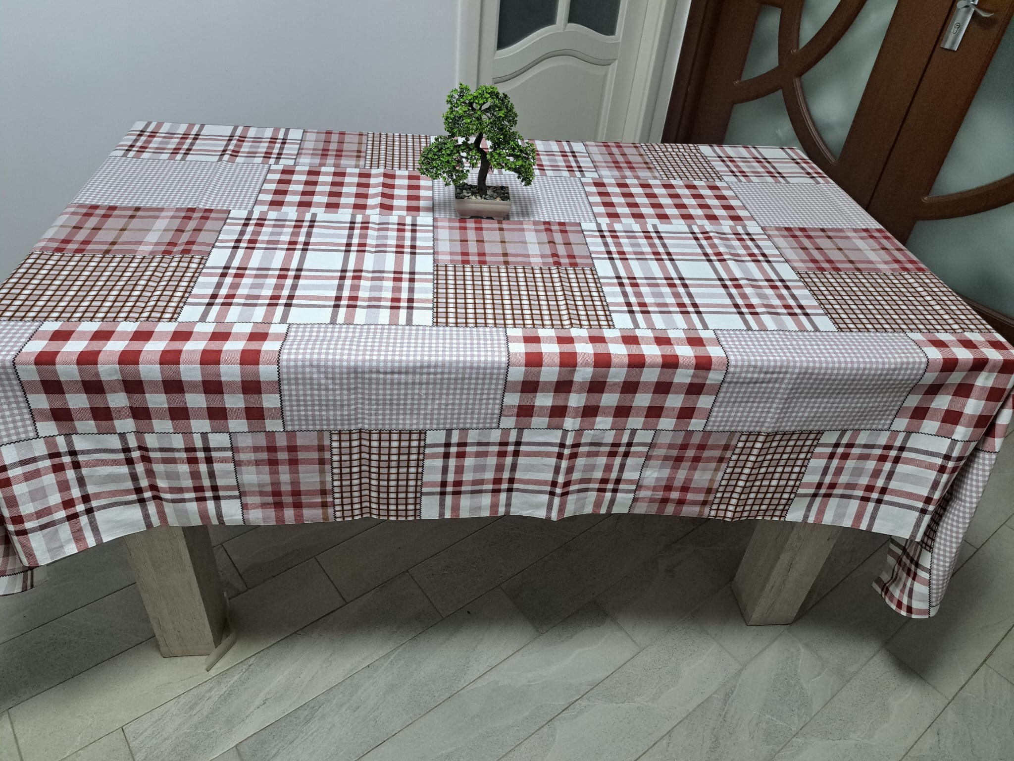 Fata de masa de bucatarie – alb cu rosu