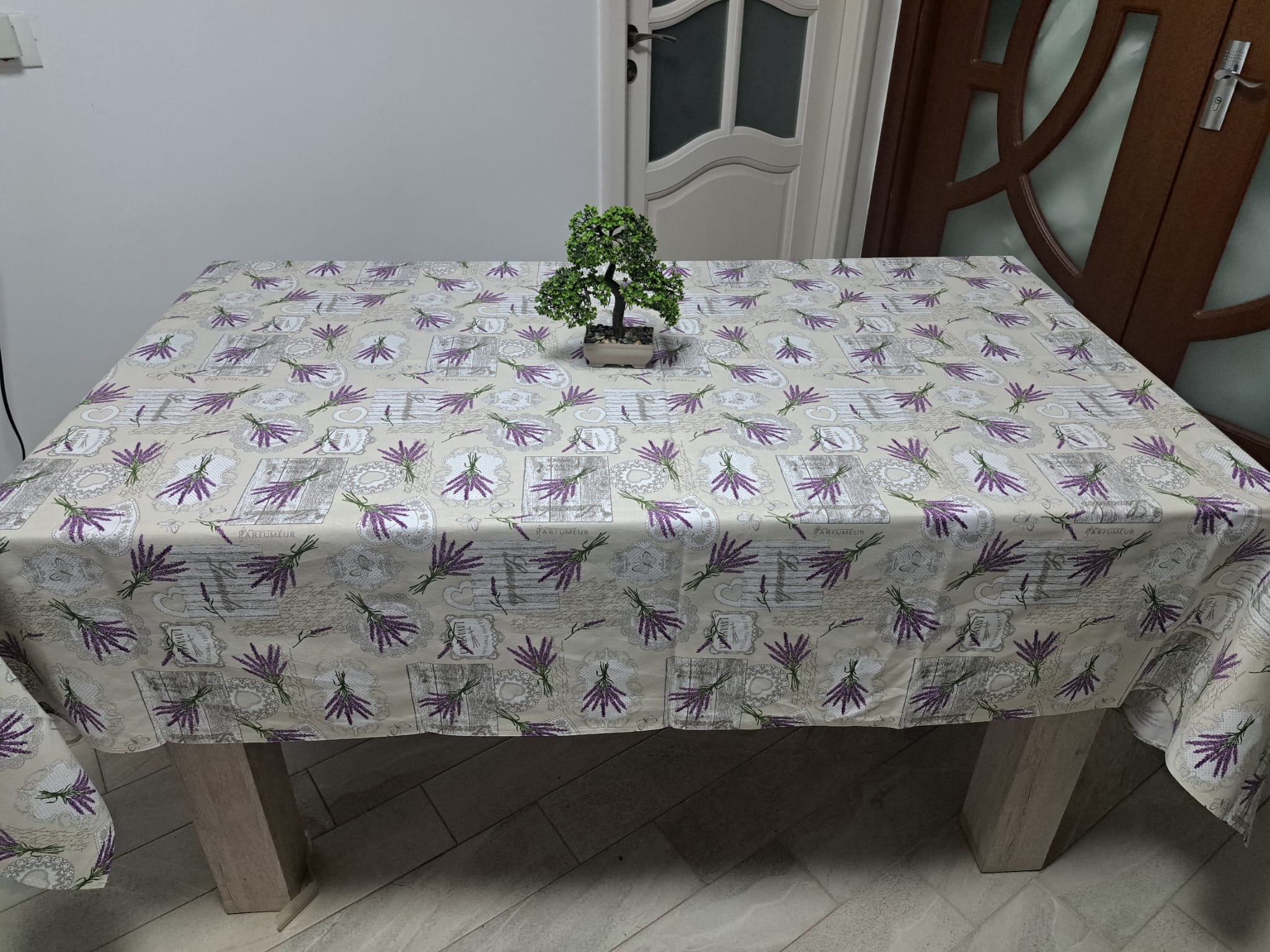 Fata de masa de bucatarie – cu lavanda