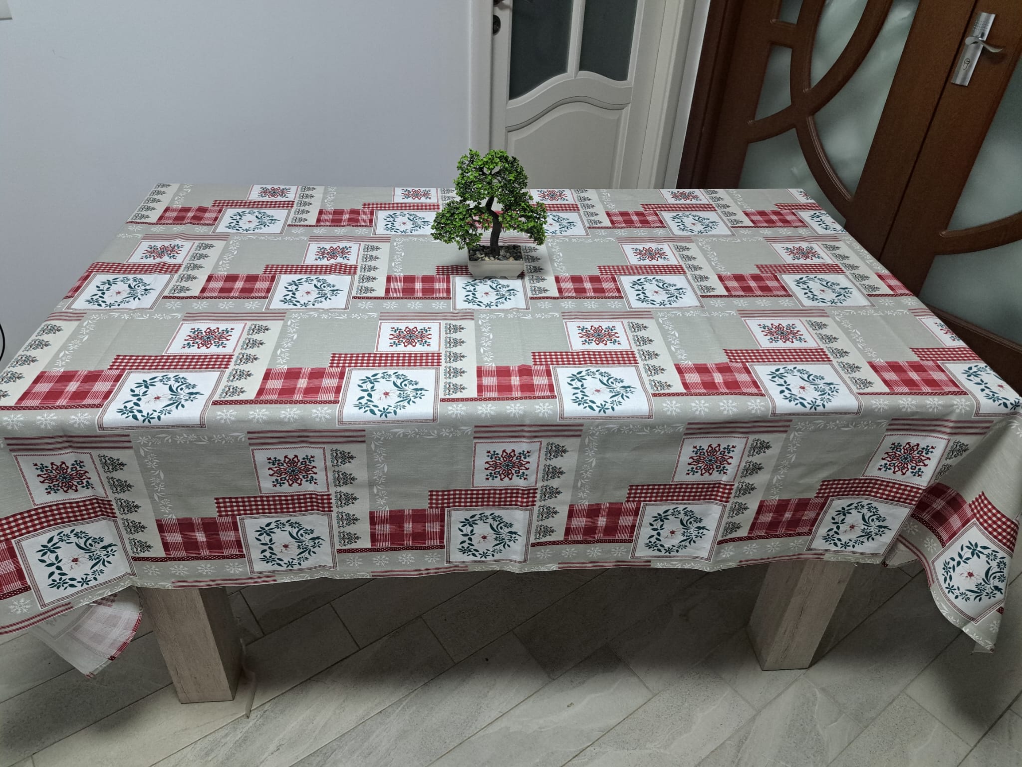 Fata de masa de bucatarie – gri cu rosu