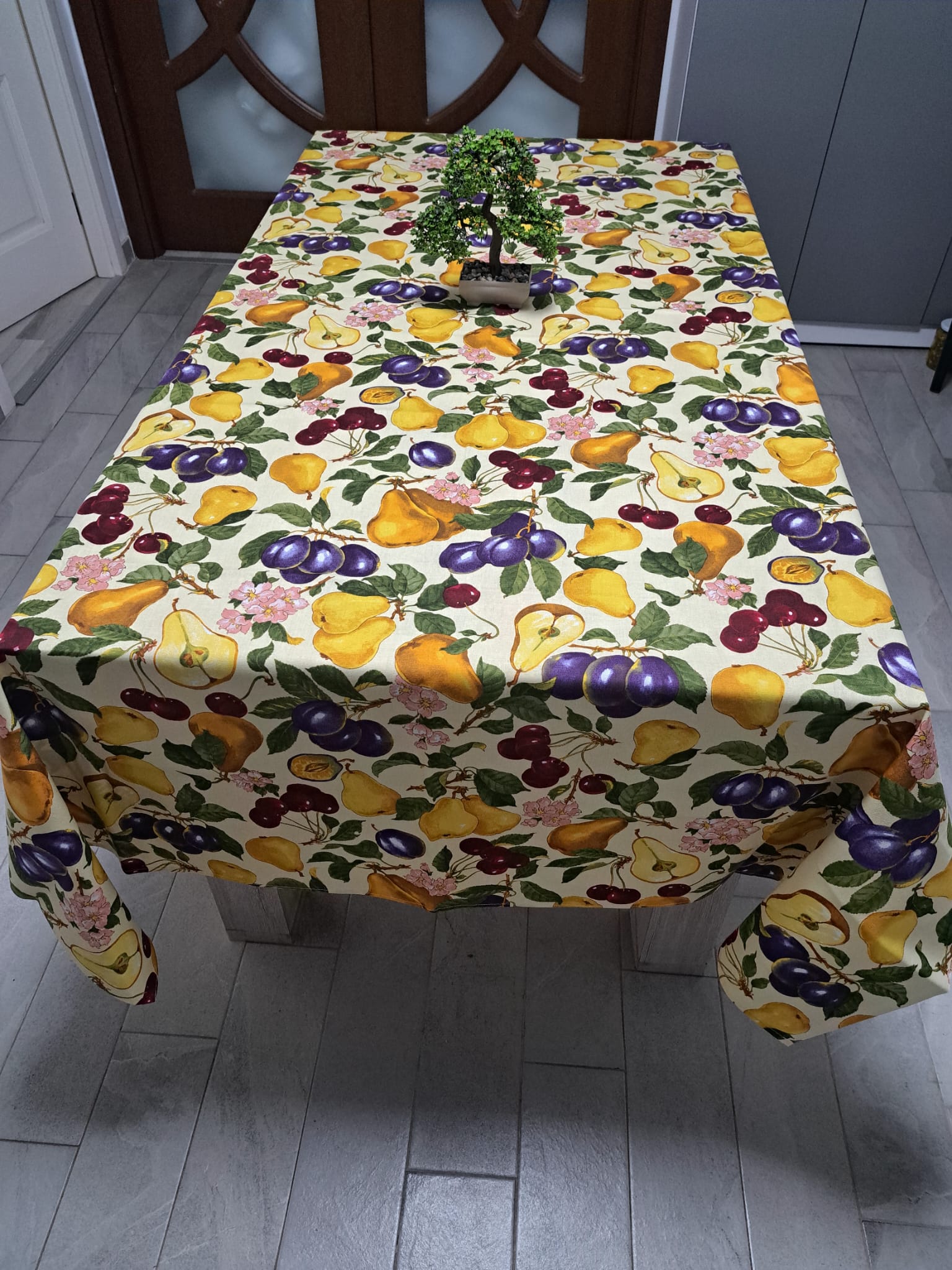 Fata de masa de bucatarie – cu fructe