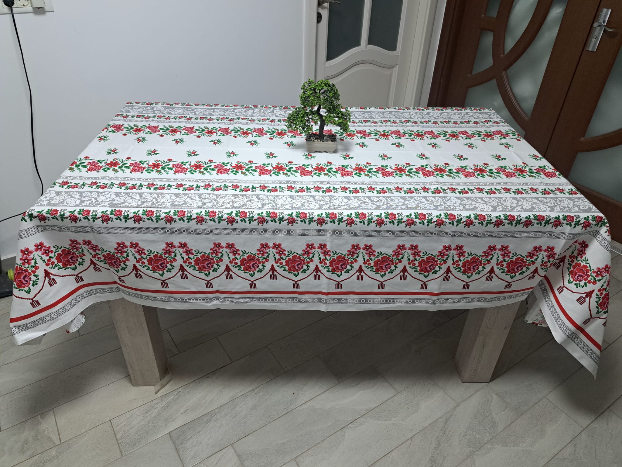 Față de masă tradițională -model cu rosu