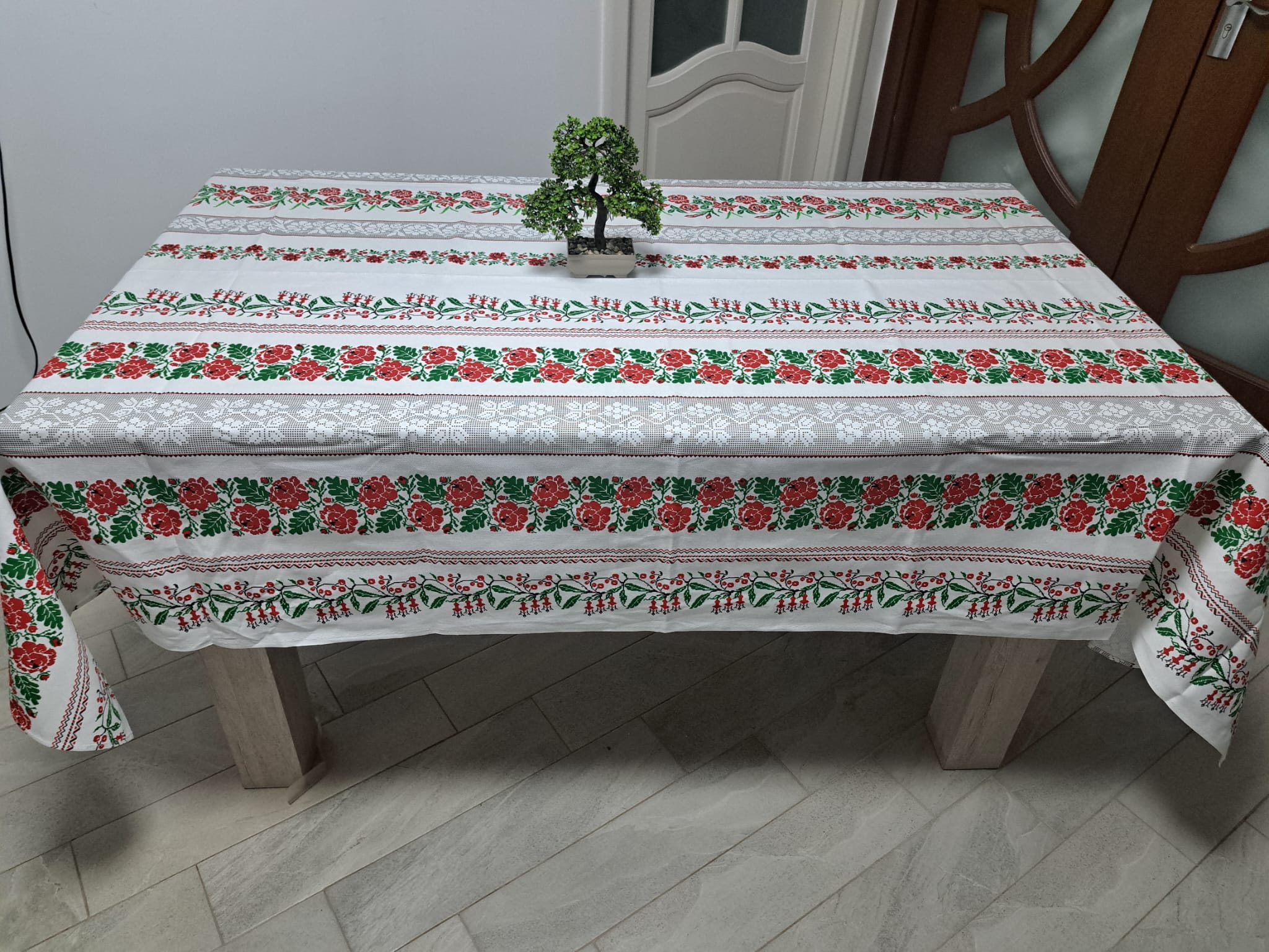 Față de masă tradițională -model cu rosu 2