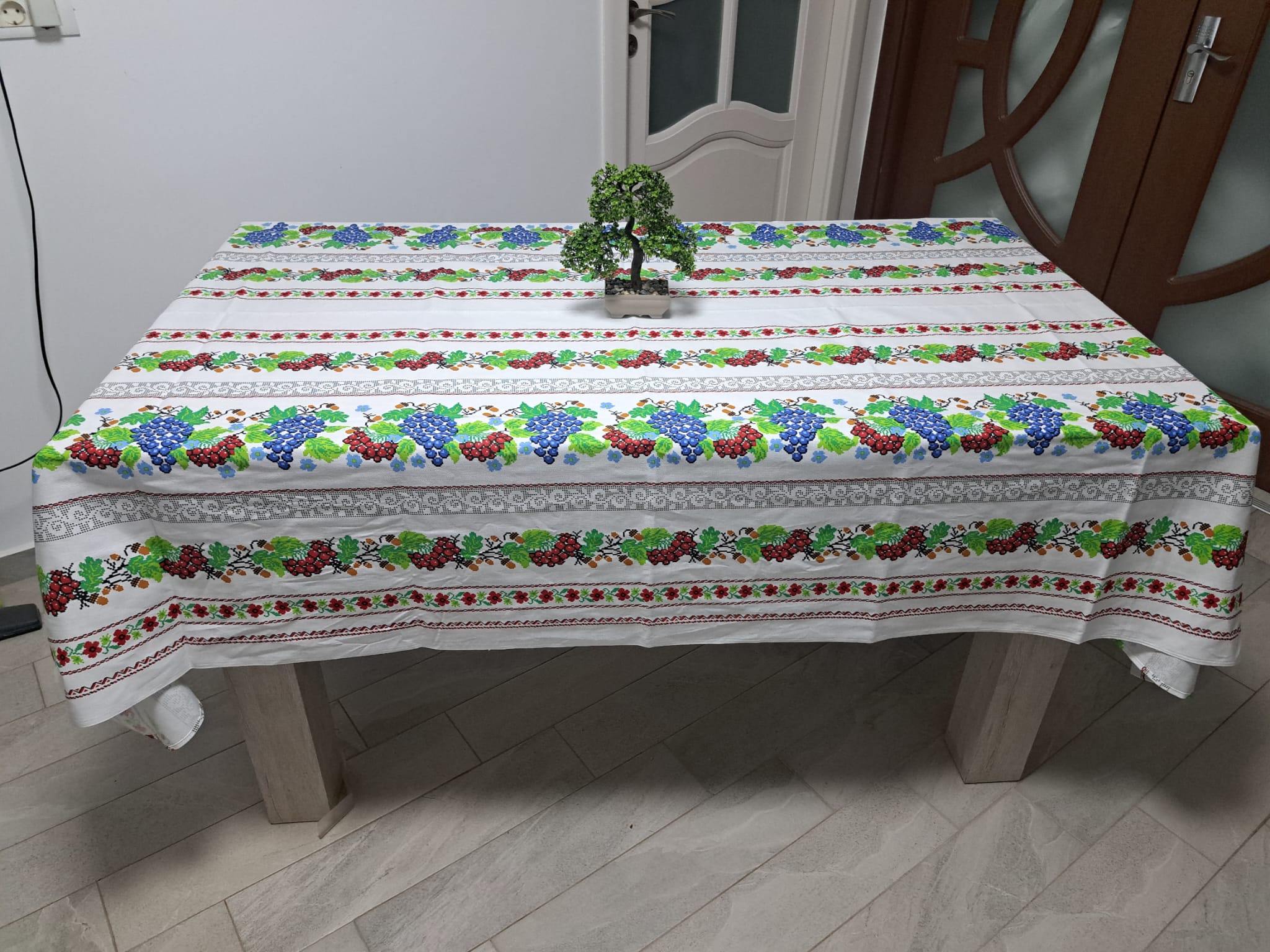 Față de masă tradițională- struguri