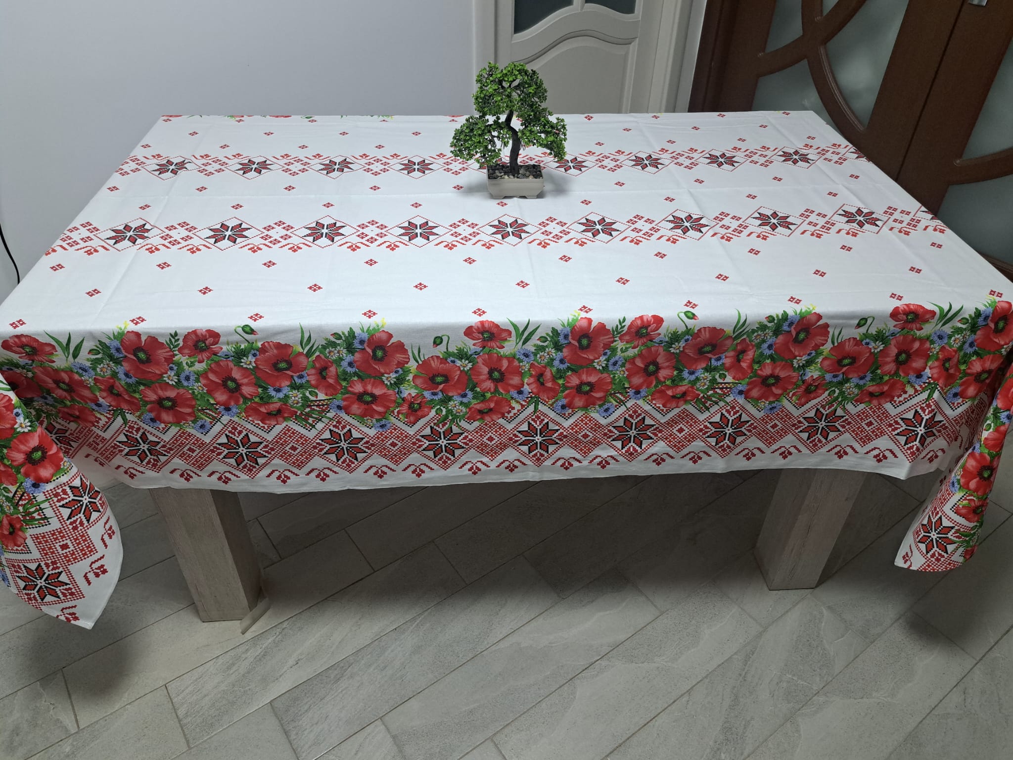 Față de masă tradițională – maci